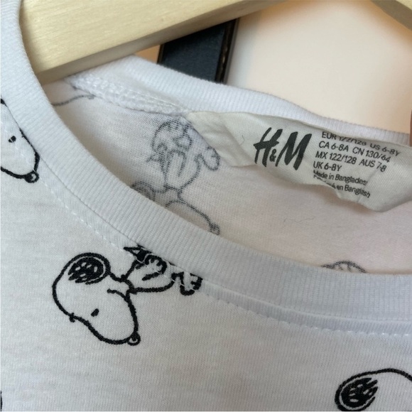 H&M short sleeve snoopy t-shirt. Size 6-8 - Picture 8 of 10